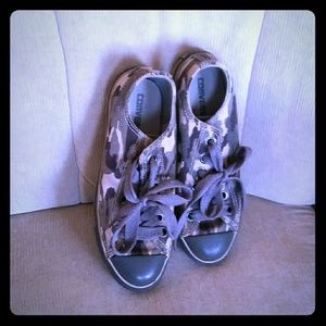 Converse in grey camo